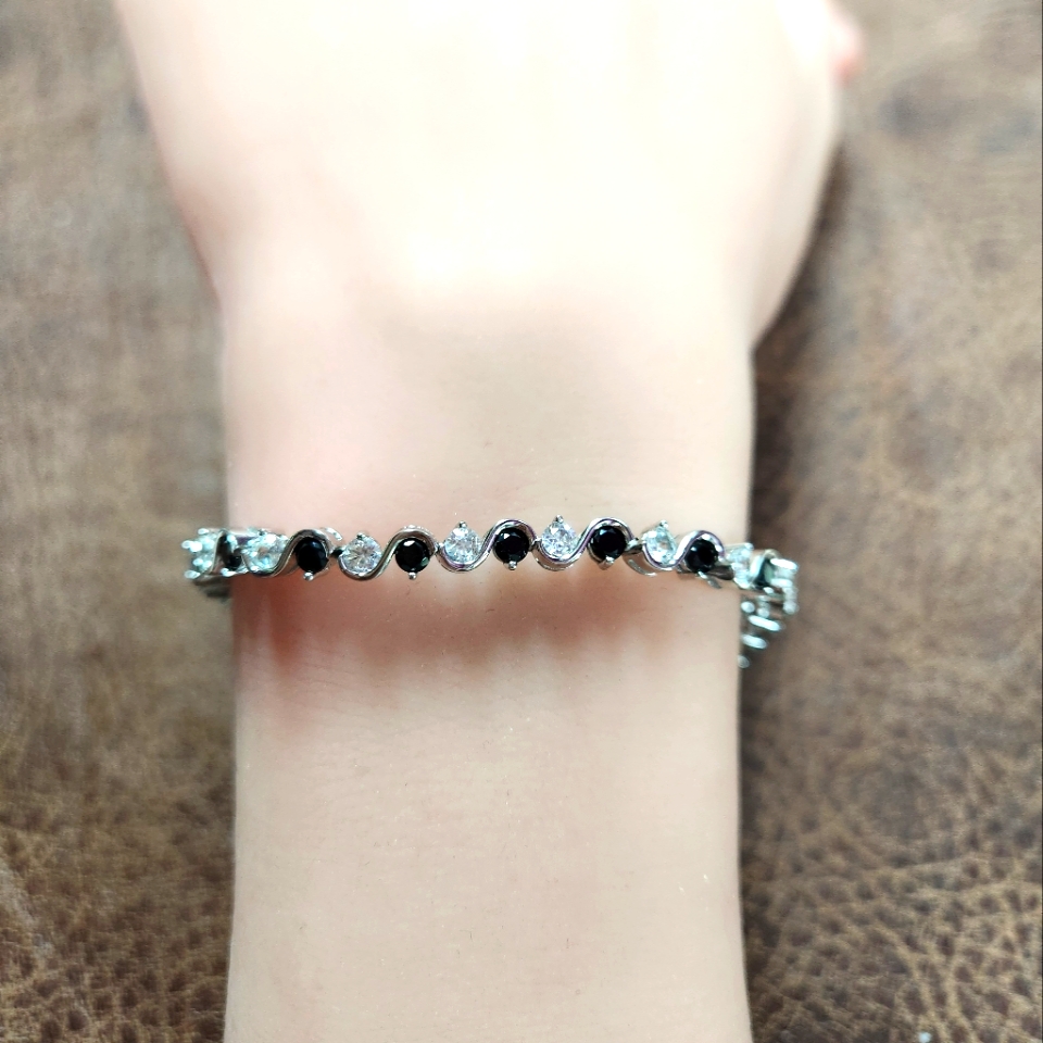 Elegant Black And Silver Bracelet 8 Inch 22$